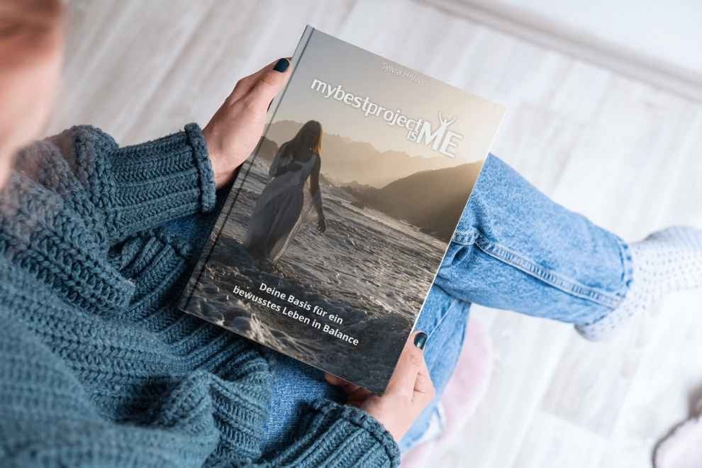 Buch My best project is ME auf dem Schoß einer Frau
